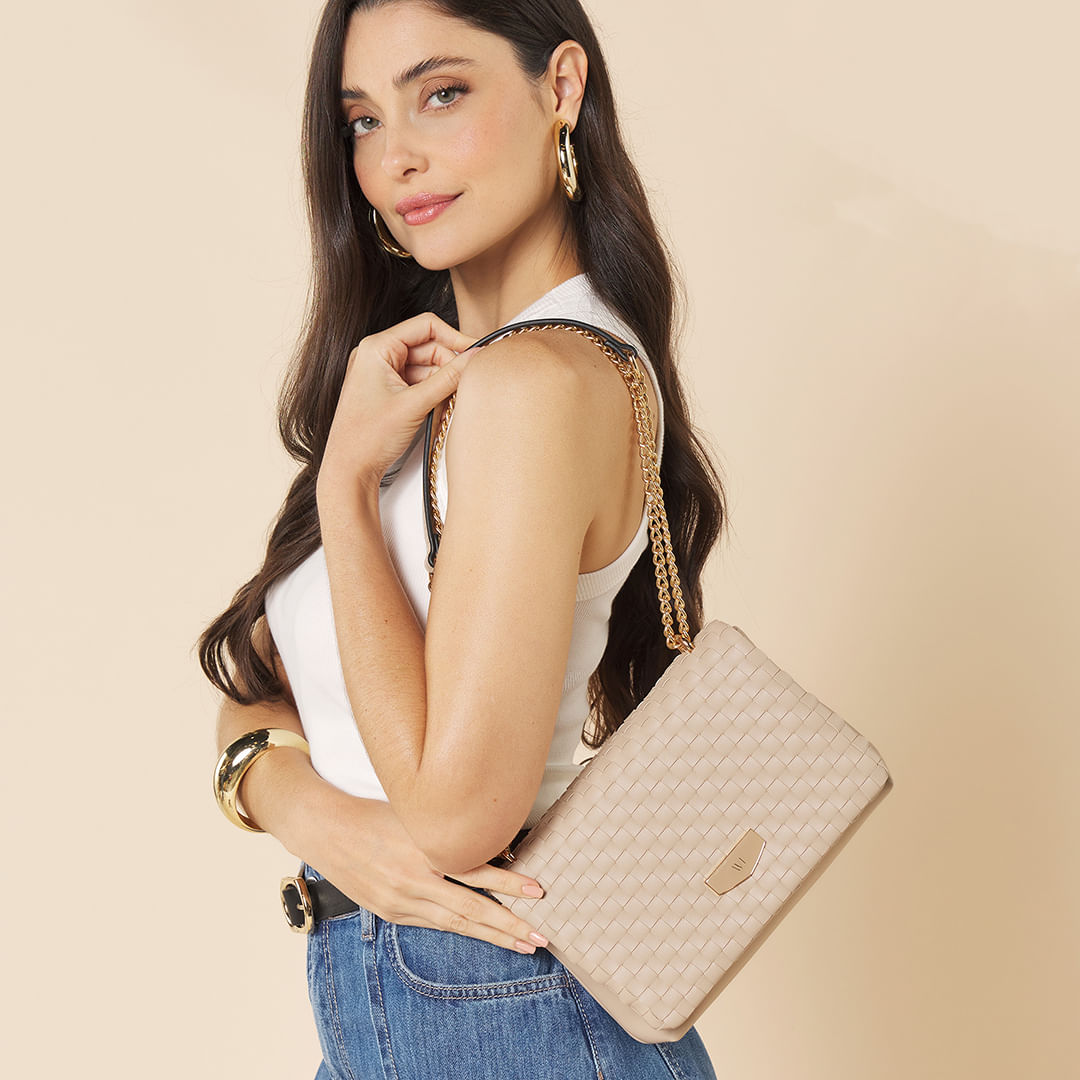 Bolsa tiracolo WJ Acessórios bege vista lateral com alça de corrente